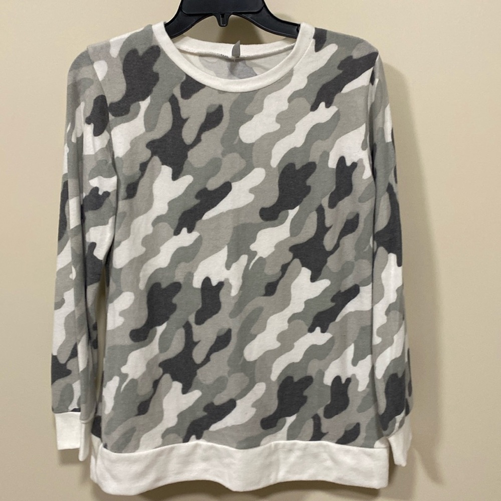 NWOT Acting Pro long sleeve top medium
